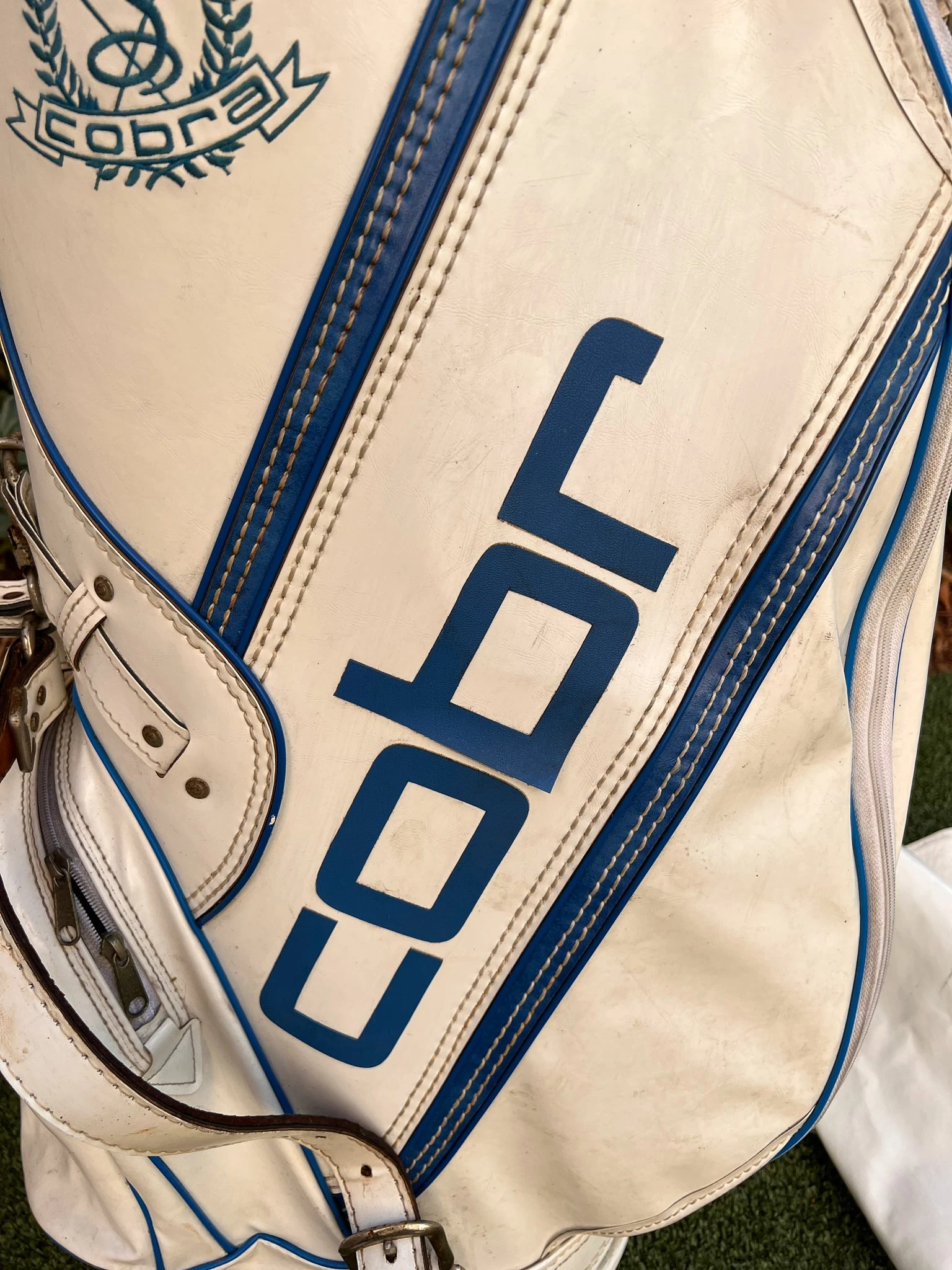 Www.chipnputt.com Authentic Vintage Cobra GREG NORMAN 6 Way Tour Cart Bag, With Rainhood, White/Blue-RARE! 11 Www.chipnputt.com Authentic Vintage Cobra GREG NORMAN 6 Way Tour Cart Bag, With Rainhood, White/Blue-RARE! - Image 11