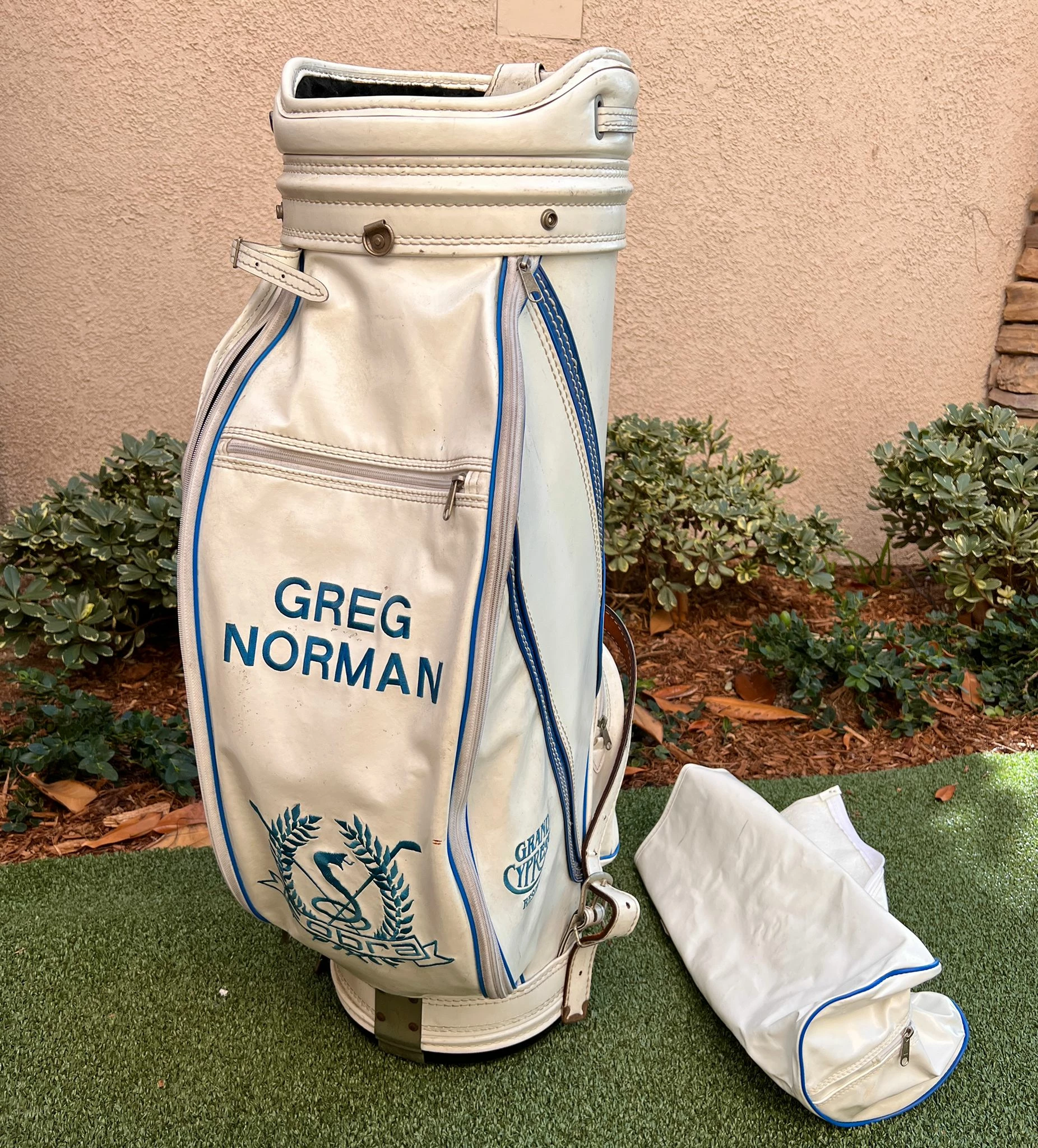 Www.chipnputt.com Authentic Vintage Cobra GREG NORMAN 6 Way Tour Cart Bag, With Rainhood, White/Blue-RARE! 2 Www.chipnputt.com Authentic Vintage Cobra GREG NORMAN 6 Way Tour Cart Bag, With Rainhood, White/Blue-RARE! - Image 2