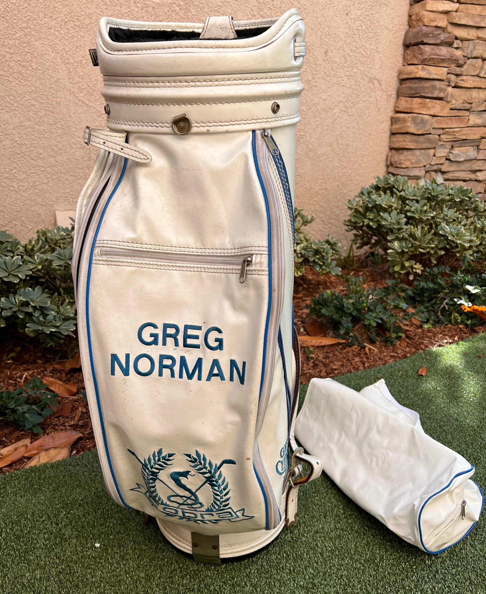 Www.chipnputt.com Authentic Vintage Cobra GREG NORMAN 6 Way Tour Cart Bag, With Rainhood, White/Blue-RARE! 3 Www.chipnputt.com Authentic Vintage Cobra GREG NORMAN 6 Way Tour Cart Bag, With Rainhood, White/Blue-RARE! - Image 3