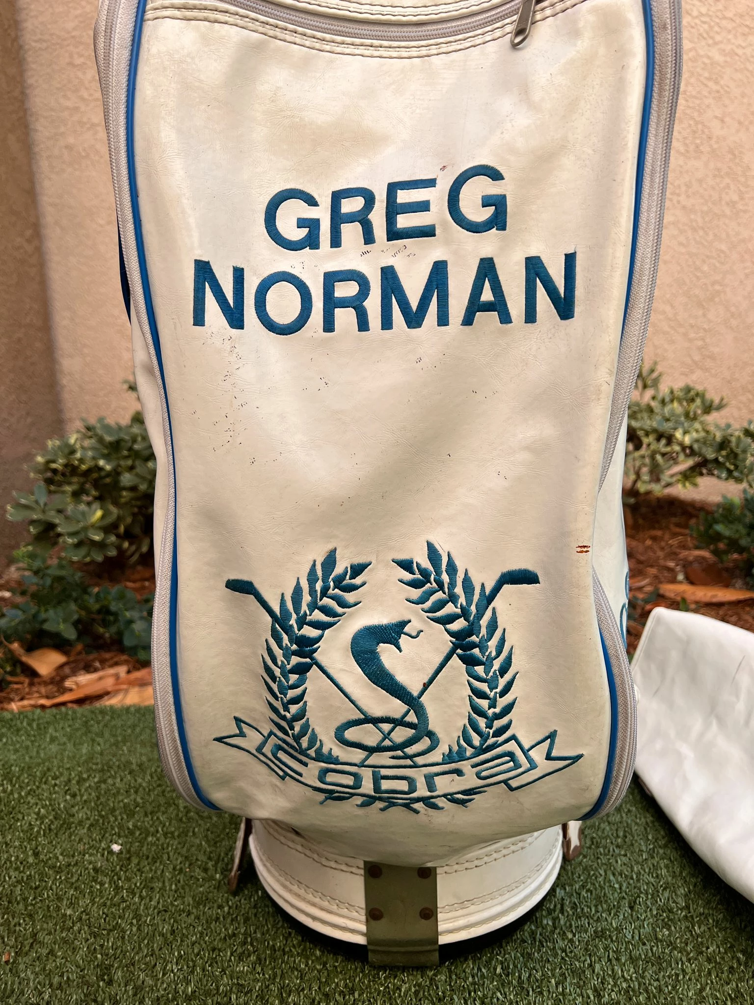 Www.chipnputt.com Authentic Vintage Cobra GREG NORMAN 6 Way Tour Cart Bag, With Rainhood, White/Blue-RARE! 4 Www.chipnputt.com Authentic Vintage Cobra GREG NORMAN 6 Way Tour Cart Bag, With Rainhood, White/Blue-RARE! - Image 4