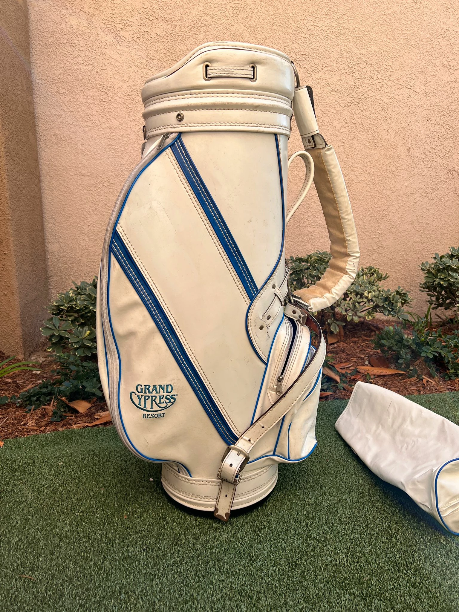 Www.chipnputt.com Authentic Vintage Cobra GREG NORMAN 6 Way Tour Cart Bag, With Rainhood, White/Blue-RARE! 6 Www.chipnputt.com Authentic Vintage Cobra GREG NORMAN 6 Way Tour Cart Bag, With Rainhood, White/Blue-RARE! - Image 6